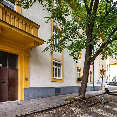 In Quiet Street Апартаменты *